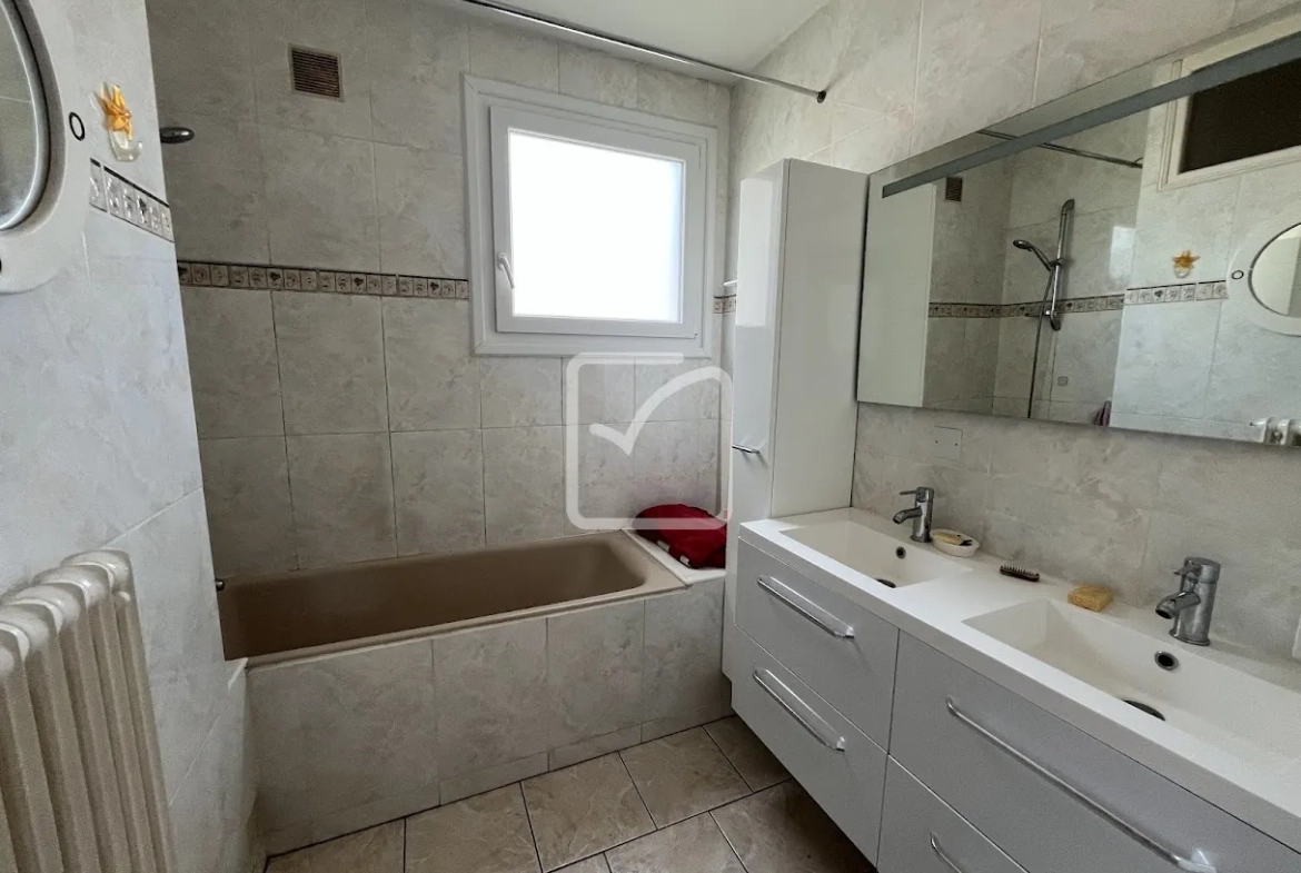 Maison rénovée de 132 m² à Malemort avec jardin et garage 