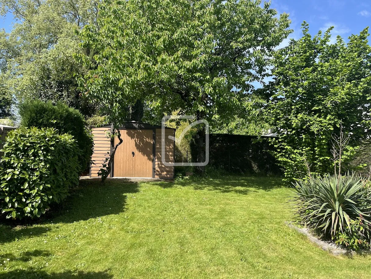 Maison rénovée de 132 m² à Malemort avec jardin et garage 