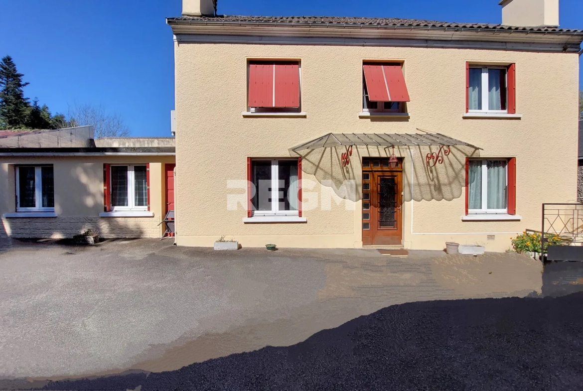 Maison ancienne à vendre à Gelos avec jardin, garages et fort potentiel de rénovation 