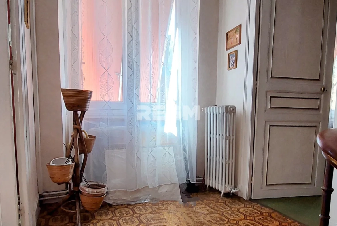 Maison ancienne à vendre à Gelos avec jardin, garages et fort potentiel de rénovation 