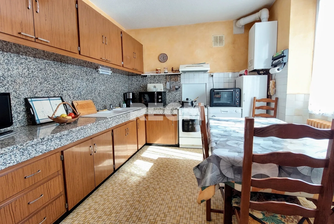 Maison ancienne à vendre à Gelos avec jardin, garages et fort potentiel de rénovation 