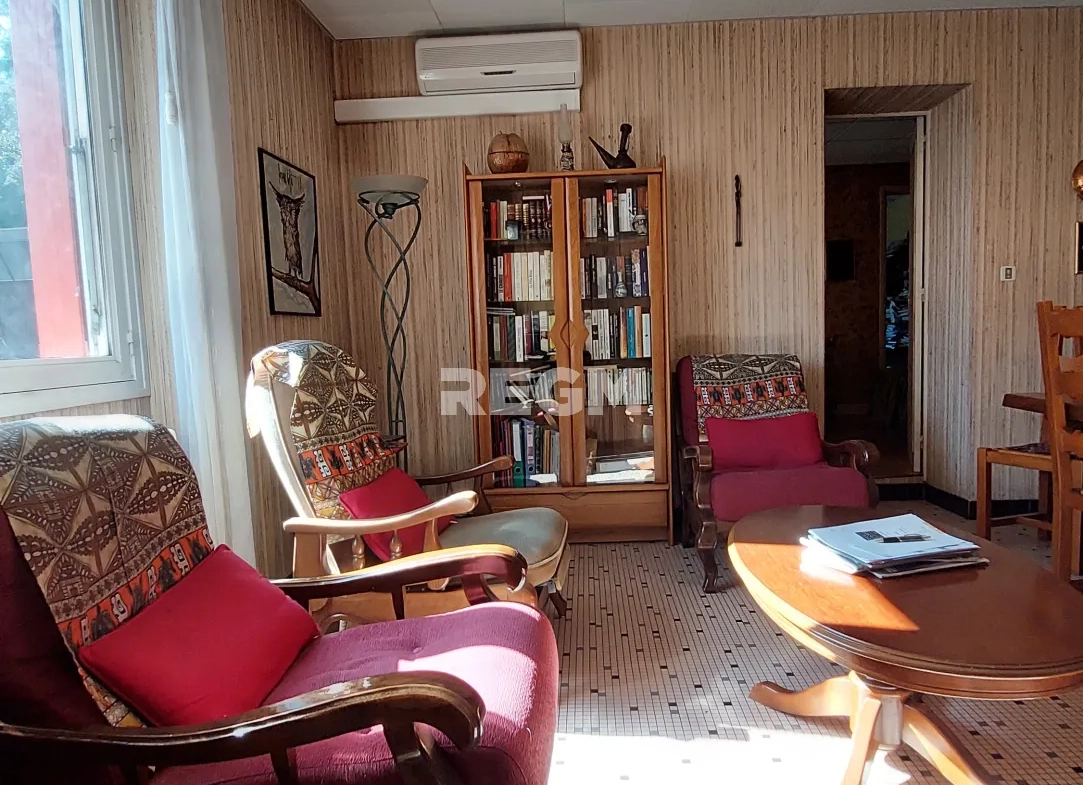 Maison ancienne à vendre à Gelos avec jardin, garages et fort potentiel de rénovation 
