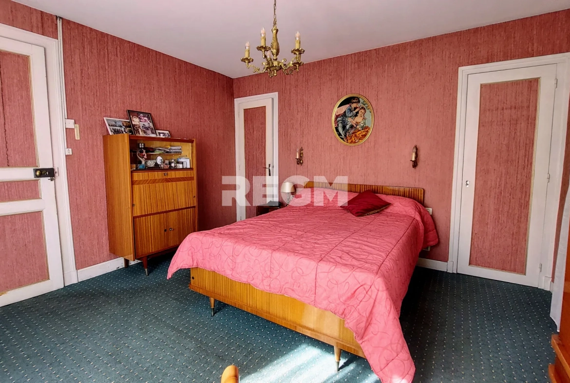 Maison ancienne à vendre à Gelos avec jardin, garages et fort potentiel de rénovation 