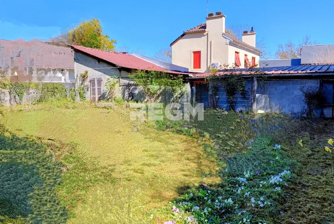 Maison ancienne à vendre à Gelos avec jardin, garages et fort potentiel de rénovation 