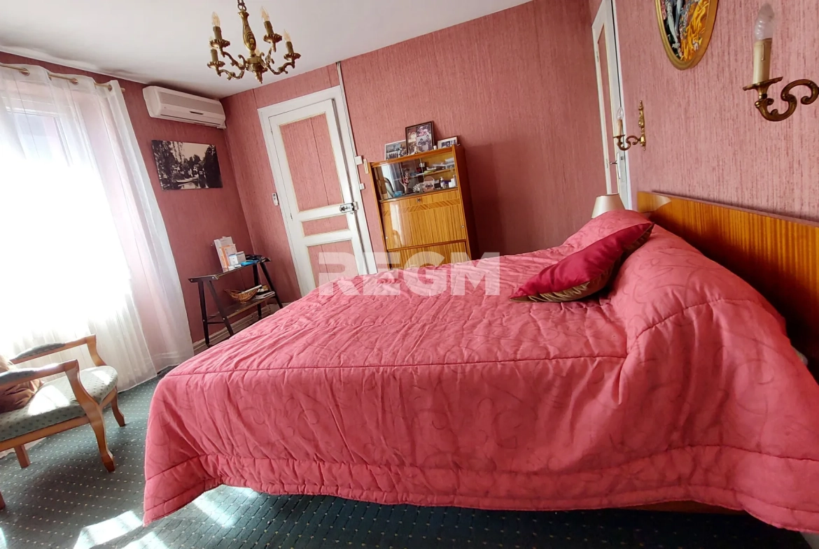 Maison ancienne à vendre à Gelos avec jardin, garages et fort potentiel de rénovation 