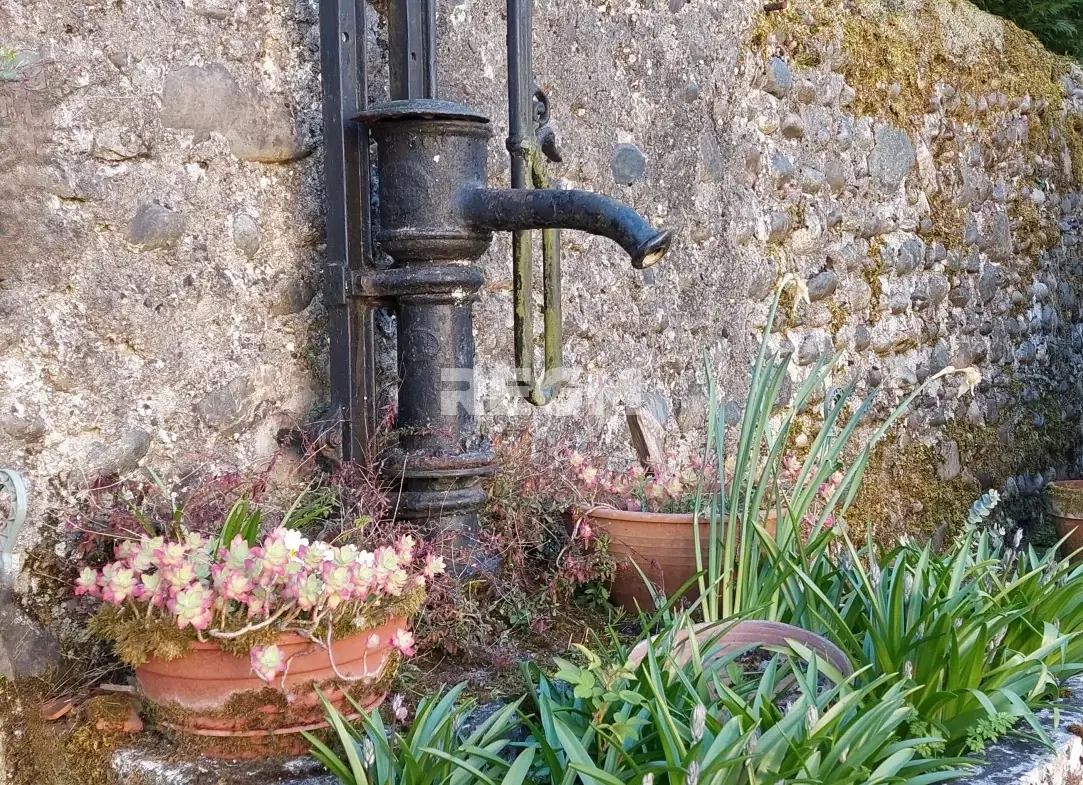 Maison ancienne à vendre à Gelos avec jardin, garages et fort potentiel de rénovation 