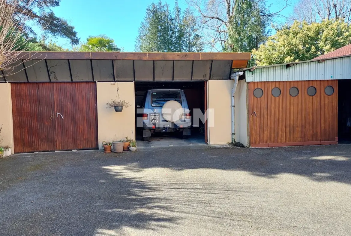 Maison ancienne à vendre à Gelos avec jardin, garages et fort potentiel de rénovation 