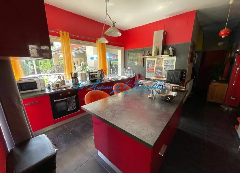 Maison 6 pièces avec piscine, grand garage et caves voûtées à Saint-Ambroix 
