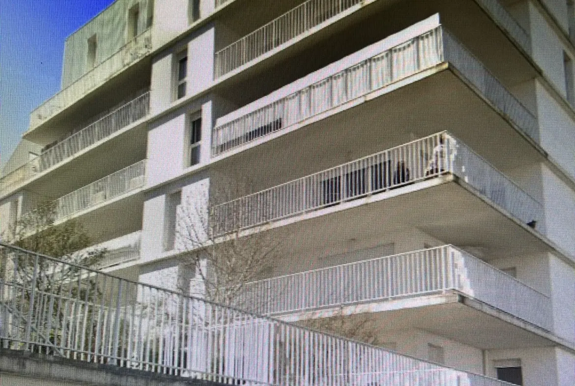 Appartement T2 à vendre à Bordeaux avec balcon, parking et construction récente 