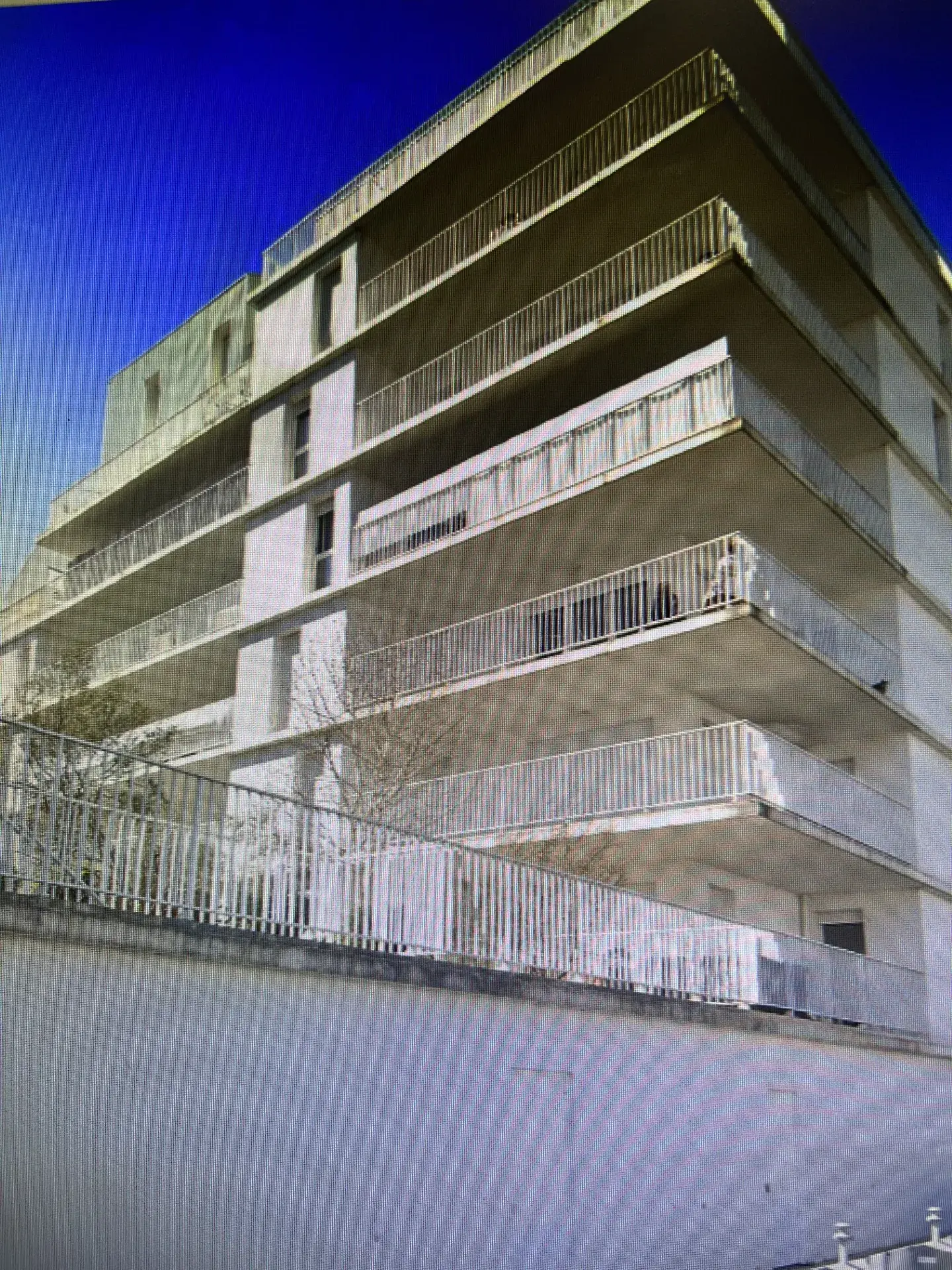 Appartement T2 à vendre à Bordeaux avec balcon, parking et construction récente 
