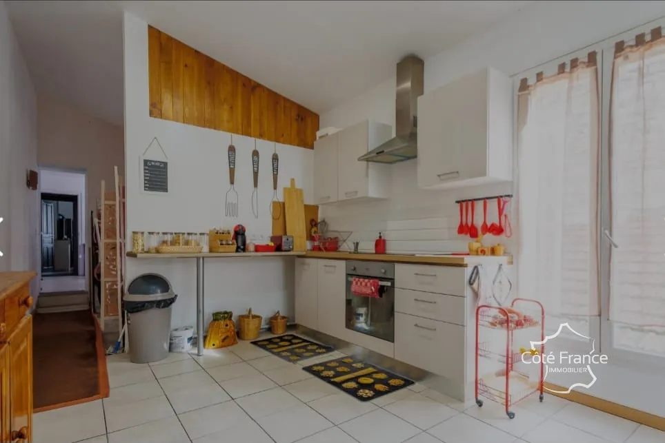 Maison deux étages avec deux appartements, terrasse et piscine à Beaucaire 