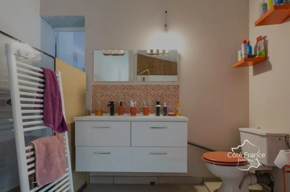 Maison deux étages avec deux appartements, terrasse et piscine à Beaucaire 