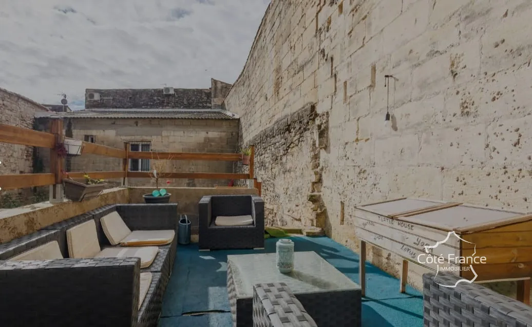Maison deux étages avec deux appartements, terrasse et piscine à Beaucaire 