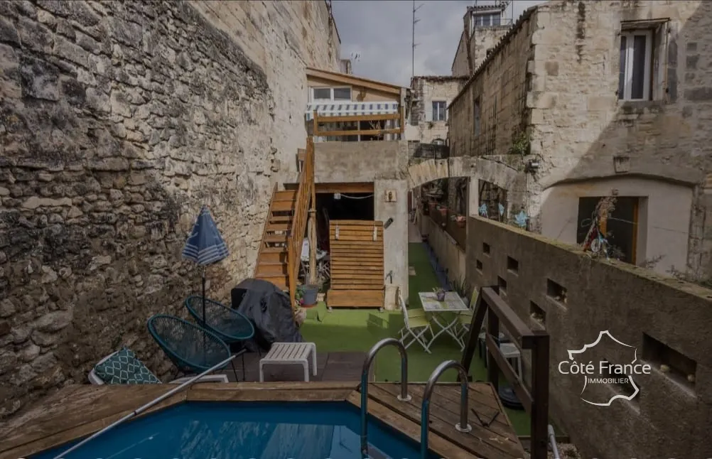 Maison deux étages avec deux appartements, terrasse et piscine à Beaucaire 