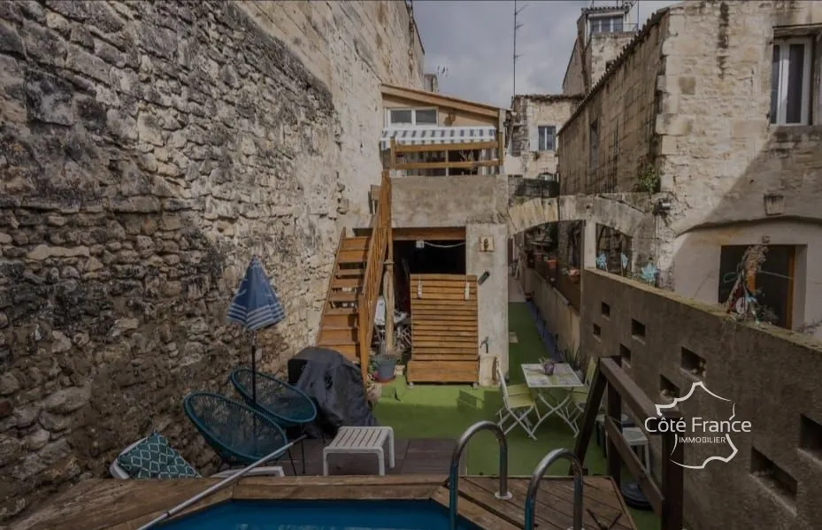 Maison deux étages avec deux appartements, terrasse et piscine à Beaucaire 
