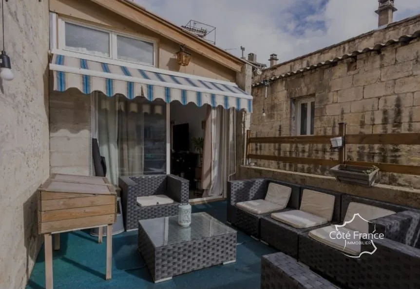Maison deux étages avec deux appartements, terrasse et piscine à Beaucaire 