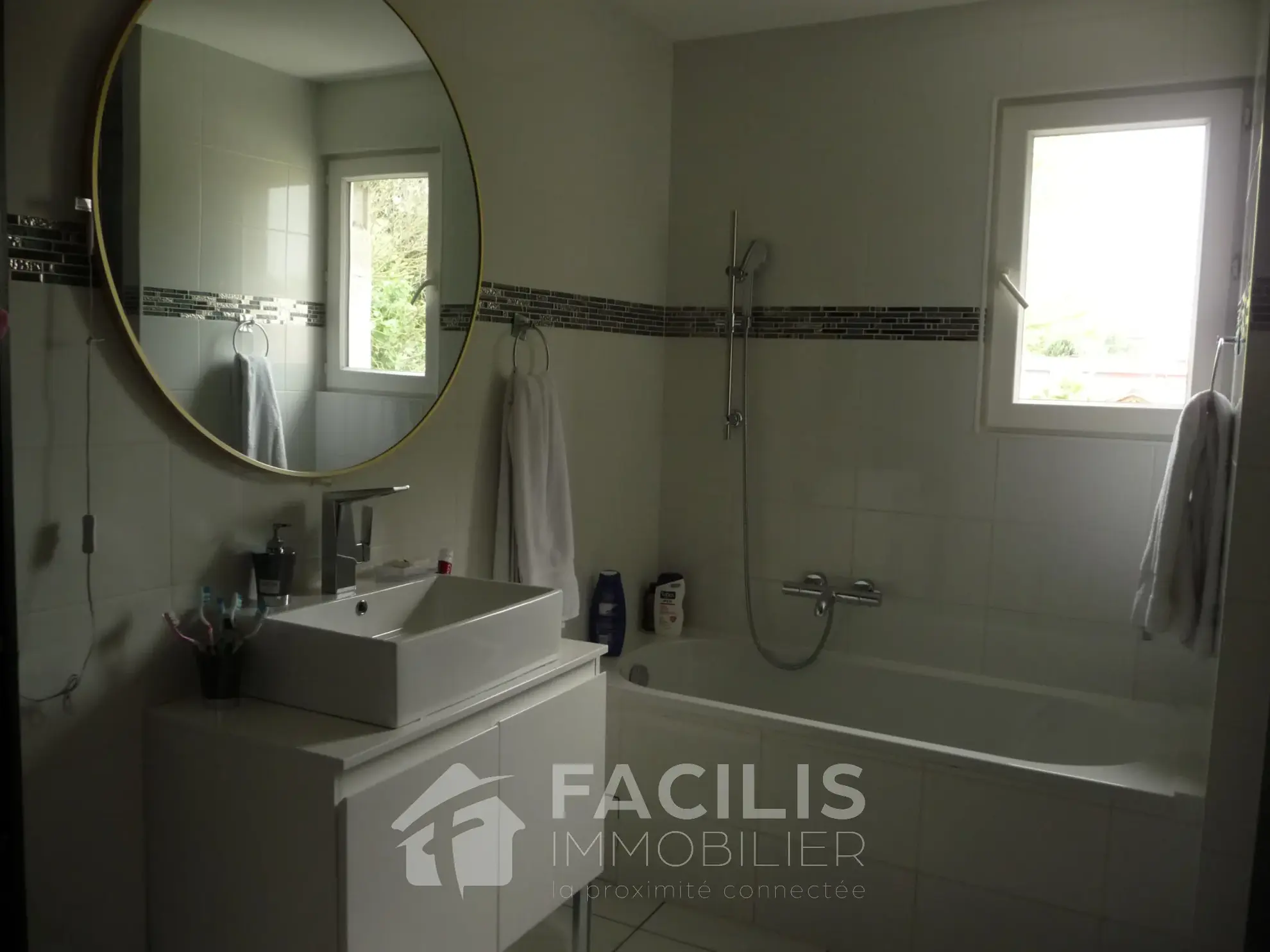 Maison moderne de 126 m² à Bordeaux avec jardin et stationnement 