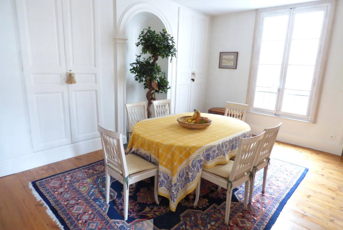Grand appartement T6 à Clermont-Ferrand, idéal famille, proche écoles et commodités 