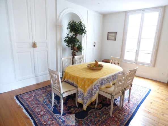 Grand appartement T6 à Clermont-Ferrand, idéal famille, proche écoles et commodités 