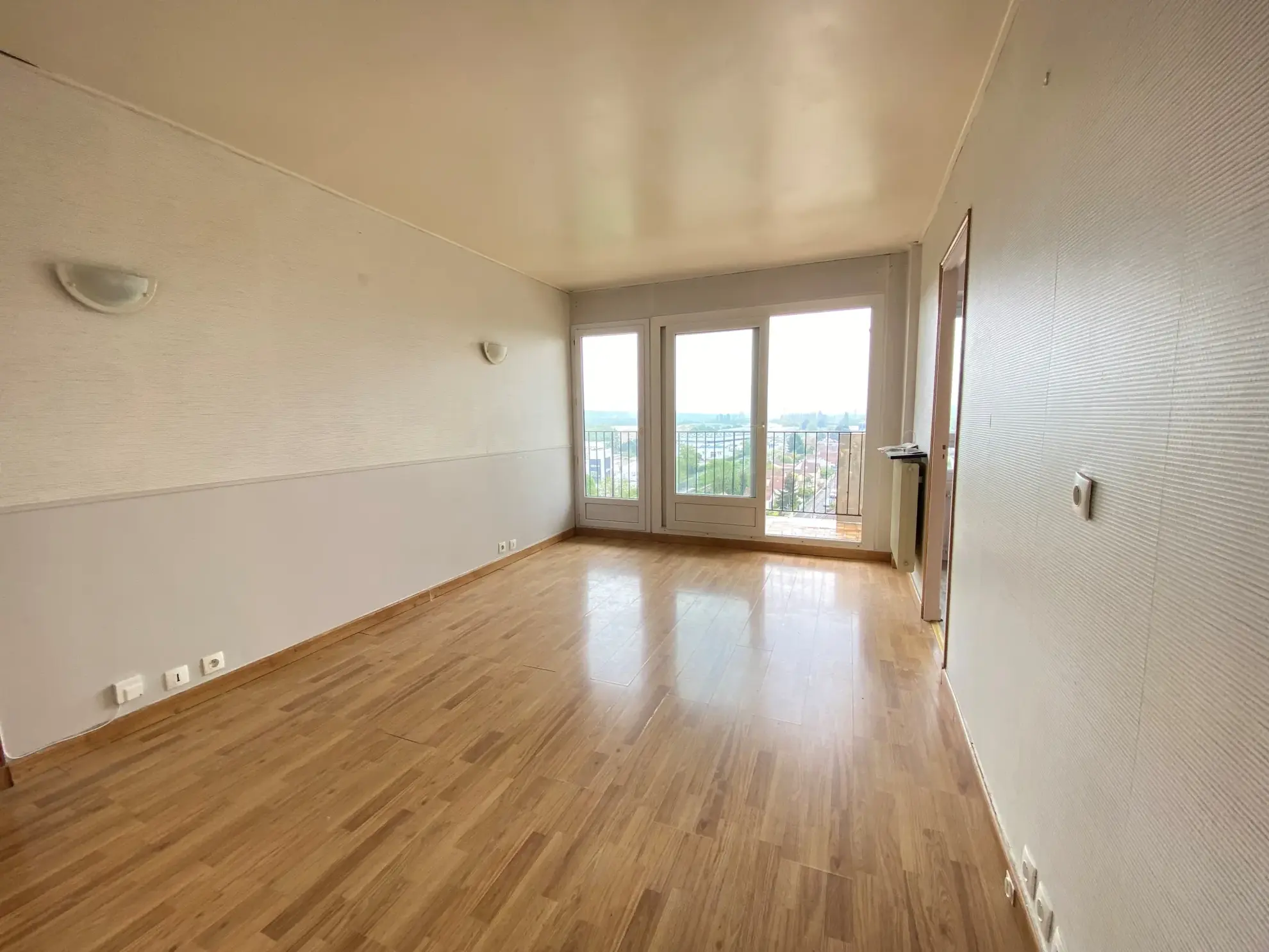 Appartement 3 pièces lumineux en centre-ville de Viry-Châtillon avec parking et cave 