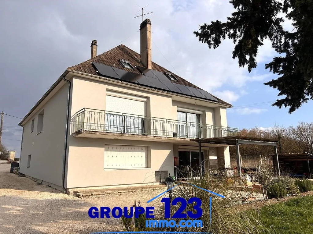 Maison rénovée de 260 m² avec jardin à Aillant sur Tholon