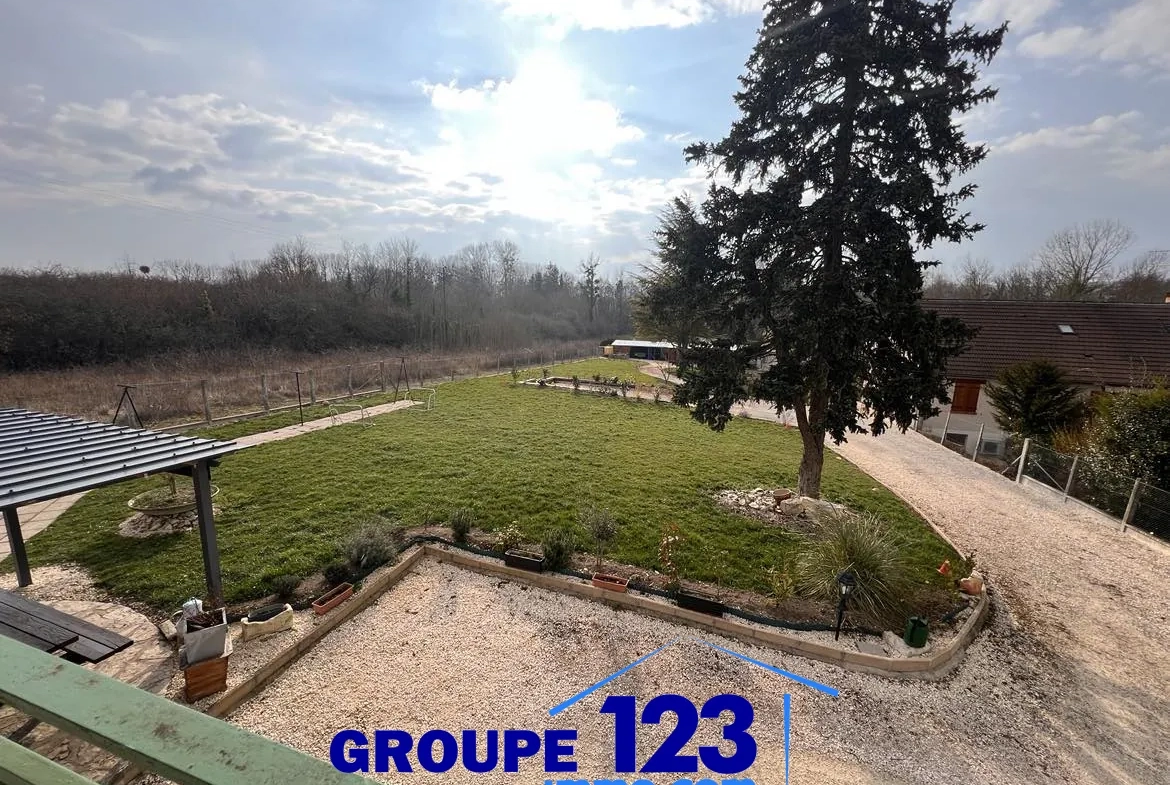 Maison rénovée de 260 m² avec jardin à Aillant sur Tholon 