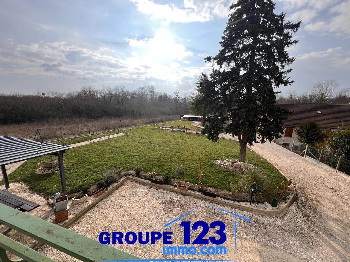 Maison rénovée de 260 m² avec jardin à Aillant sur Tholon 