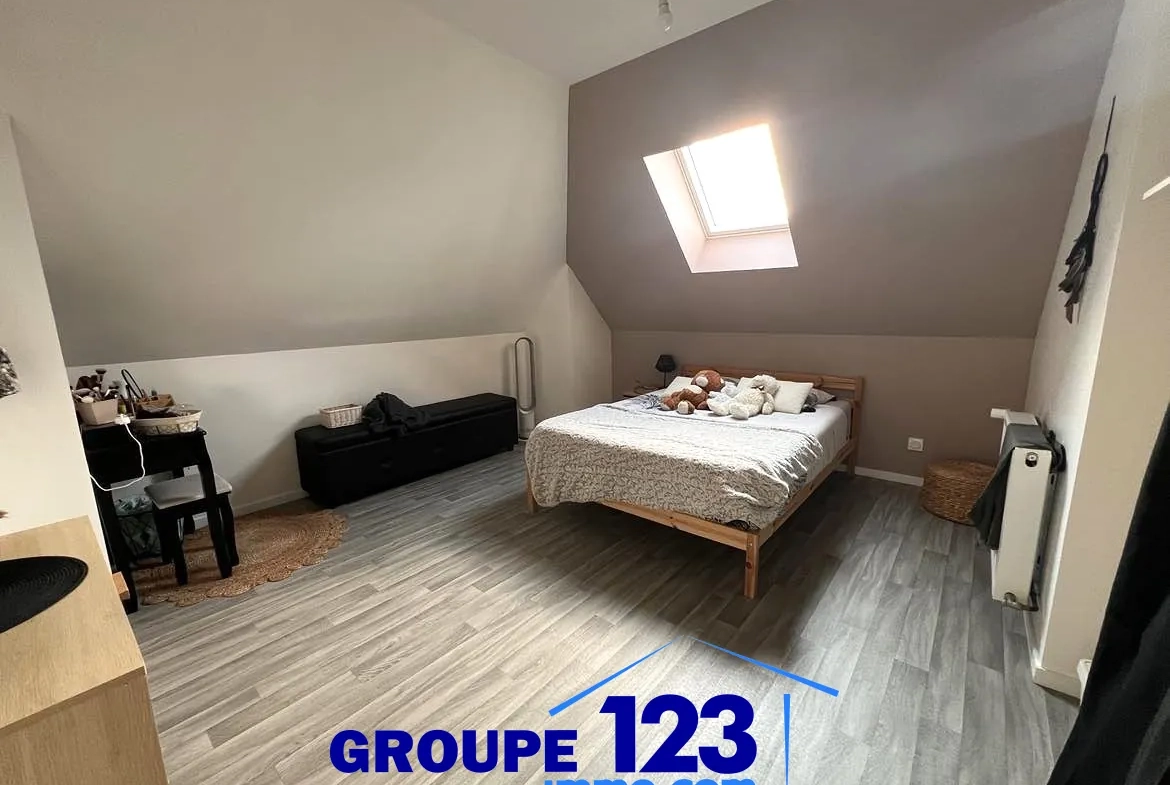 Maison rénovée de 260 m² avec jardin à Aillant sur Tholon 