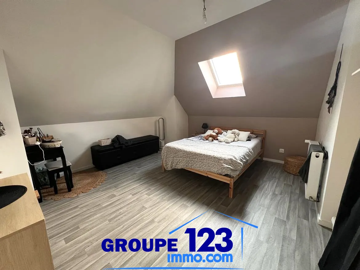 Maison rénovée de 260 m² avec jardin à Aillant sur Tholon 