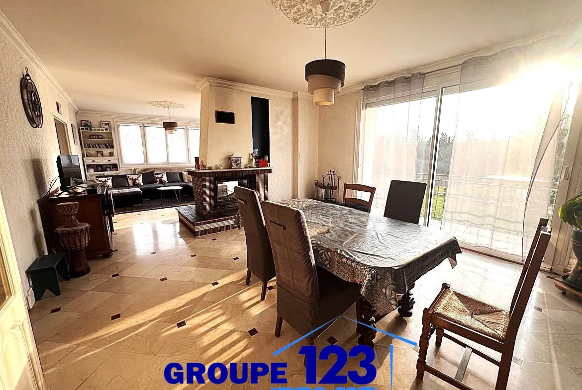 Maison rénovée de 260 m² avec jardin à Aillant sur Tholon 