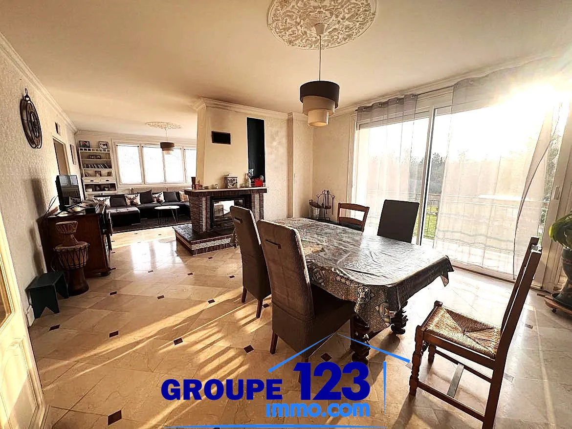Maison rénovée de 260 m² avec jardin à Aillant sur Tholon 