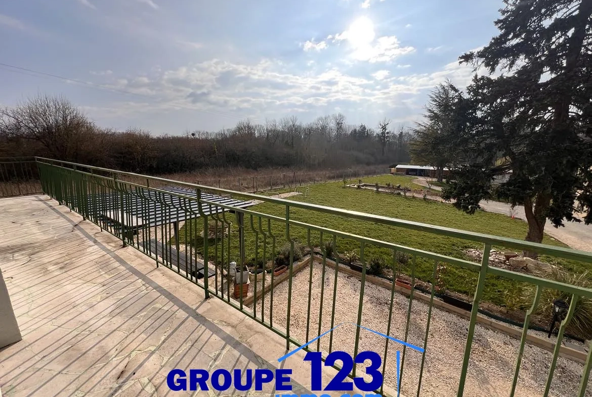 Maison rénovée de 260 m² avec jardin à Aillant sur Tholon 
