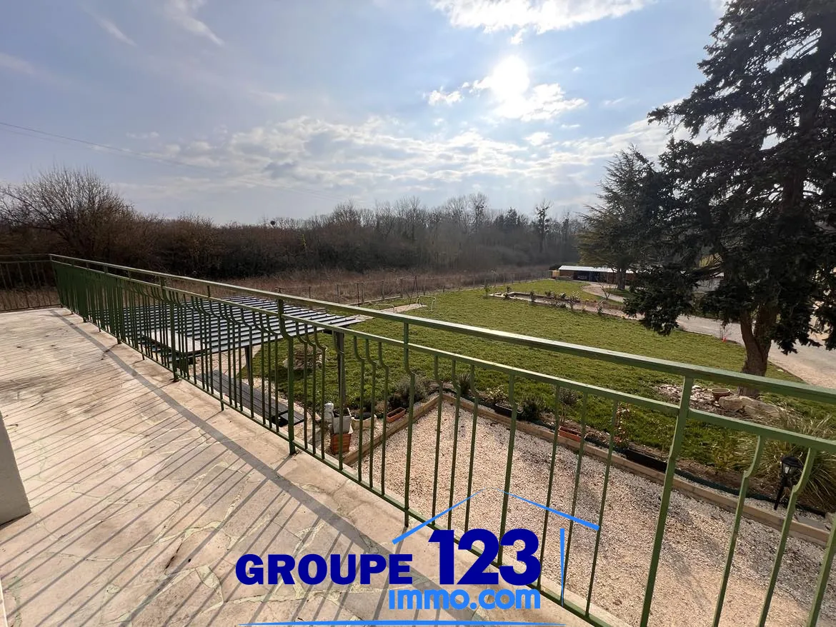 Maison rénovée de 260 m² avec jardin à Aillant sur Tholon 