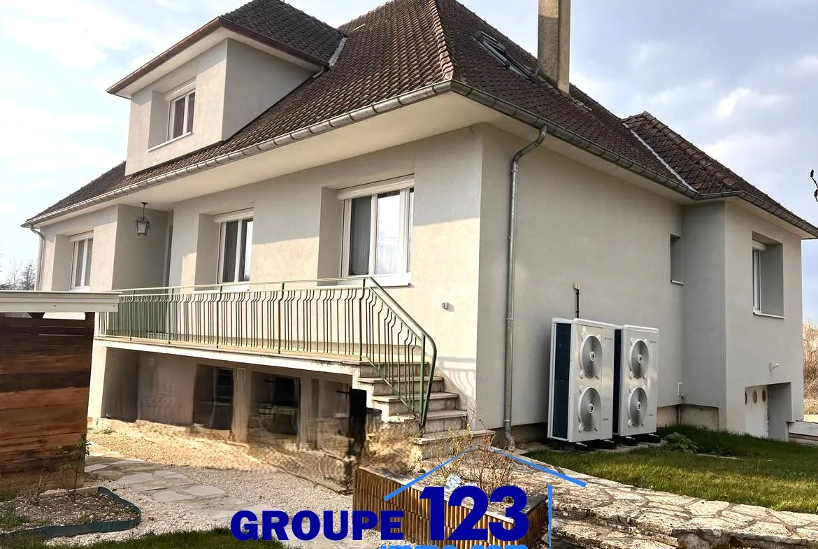 Maison rénovée de 260 m² avec jardin à Aillant sur Tholon 