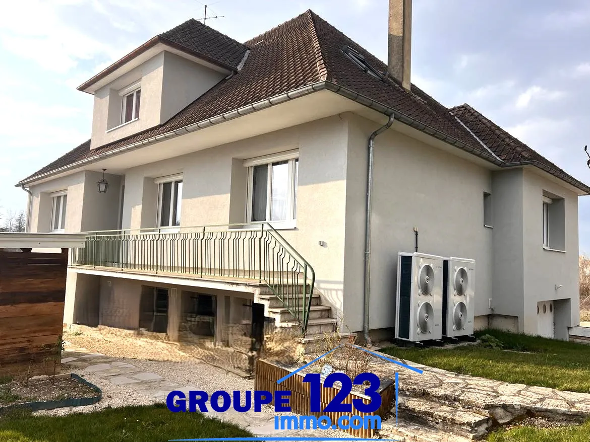 Maison rénovée de 260 m² avec jardin à Aillant sur Tholon 