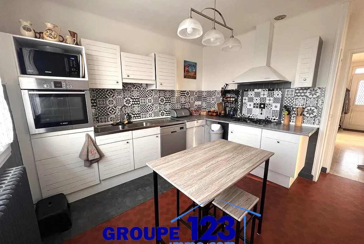 Maison rénovée de 260 m² avec jardin à Aillant sur Tholon 