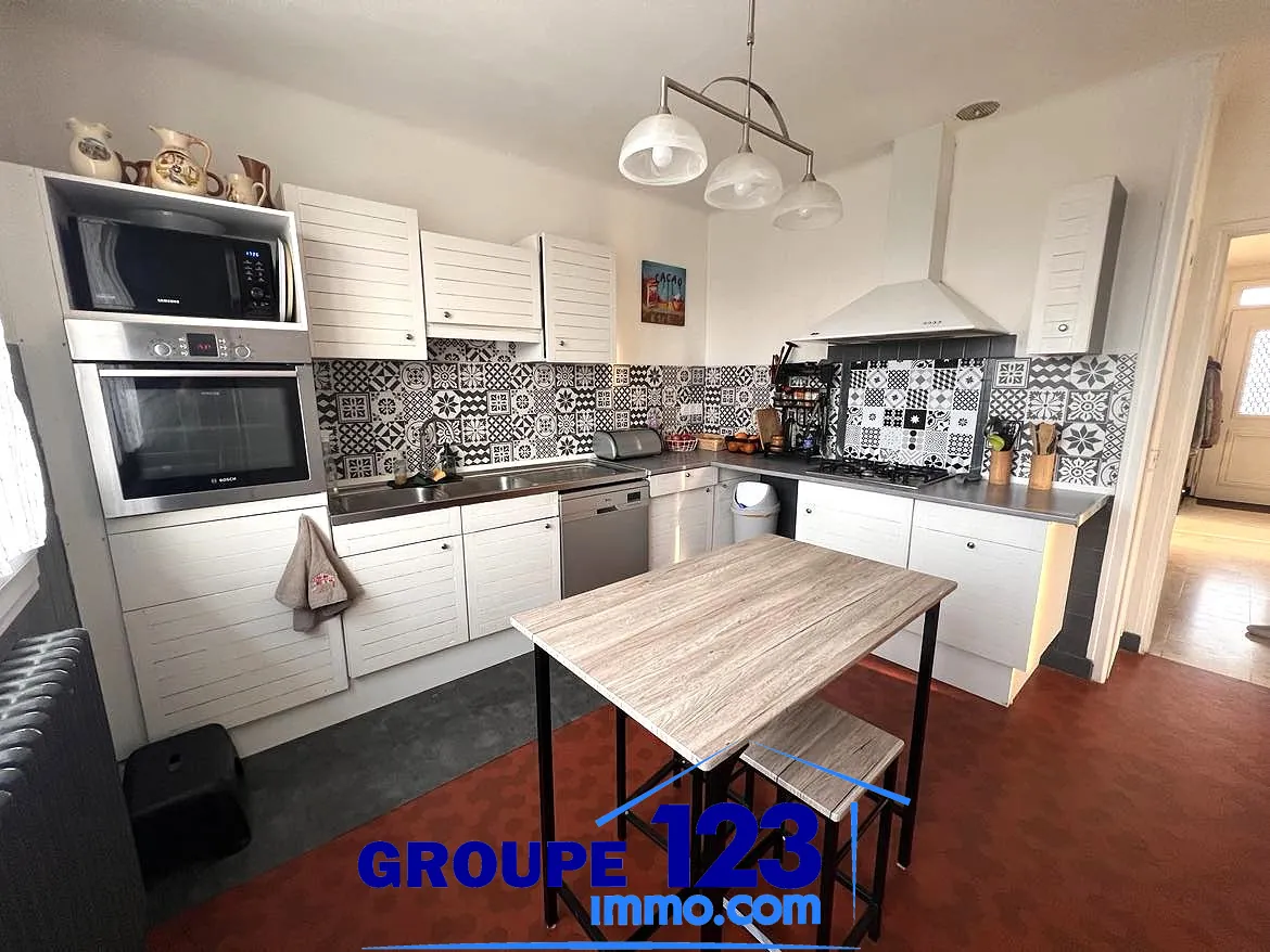 Maison rénovée de 260 m² avec jardin à Aillant sur Tholon 