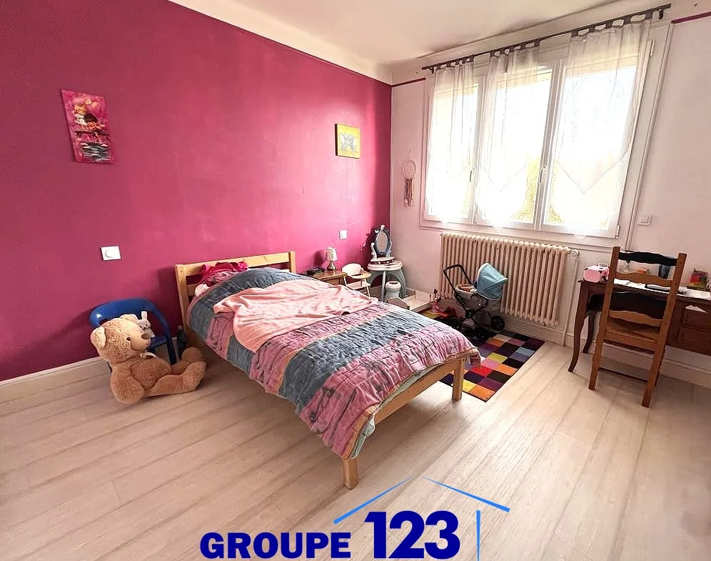 Maison rénovée de 260 m² avec jardin à Aillant sur Tholon 