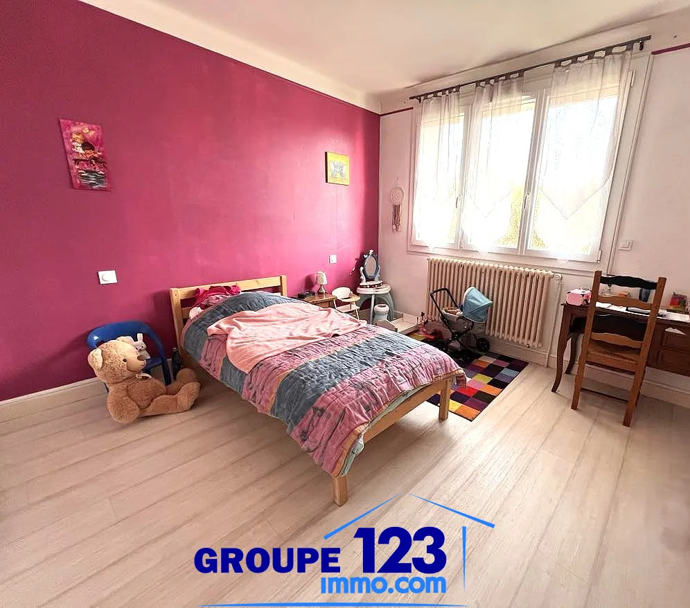 Maison rénovée de 260 m² avec jardin à Aillant sur Tholon 