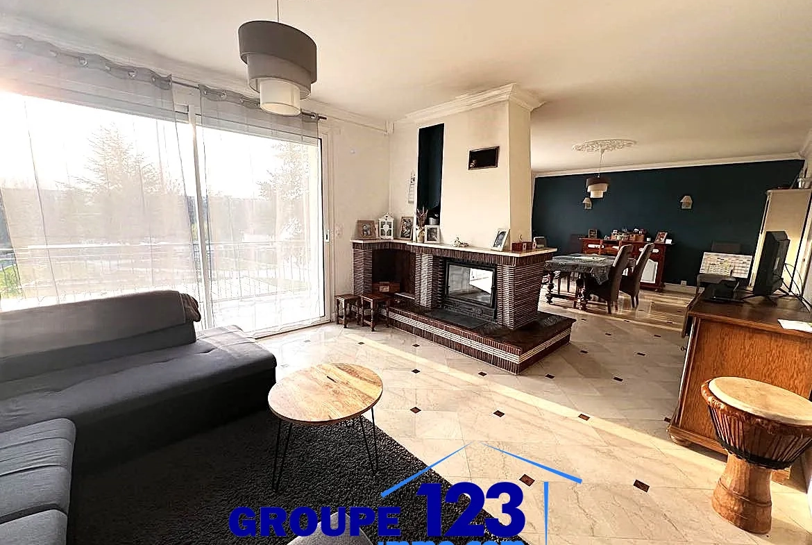 Maison rénovée de 260 m² avec jardin à Aillant sur Tholon 