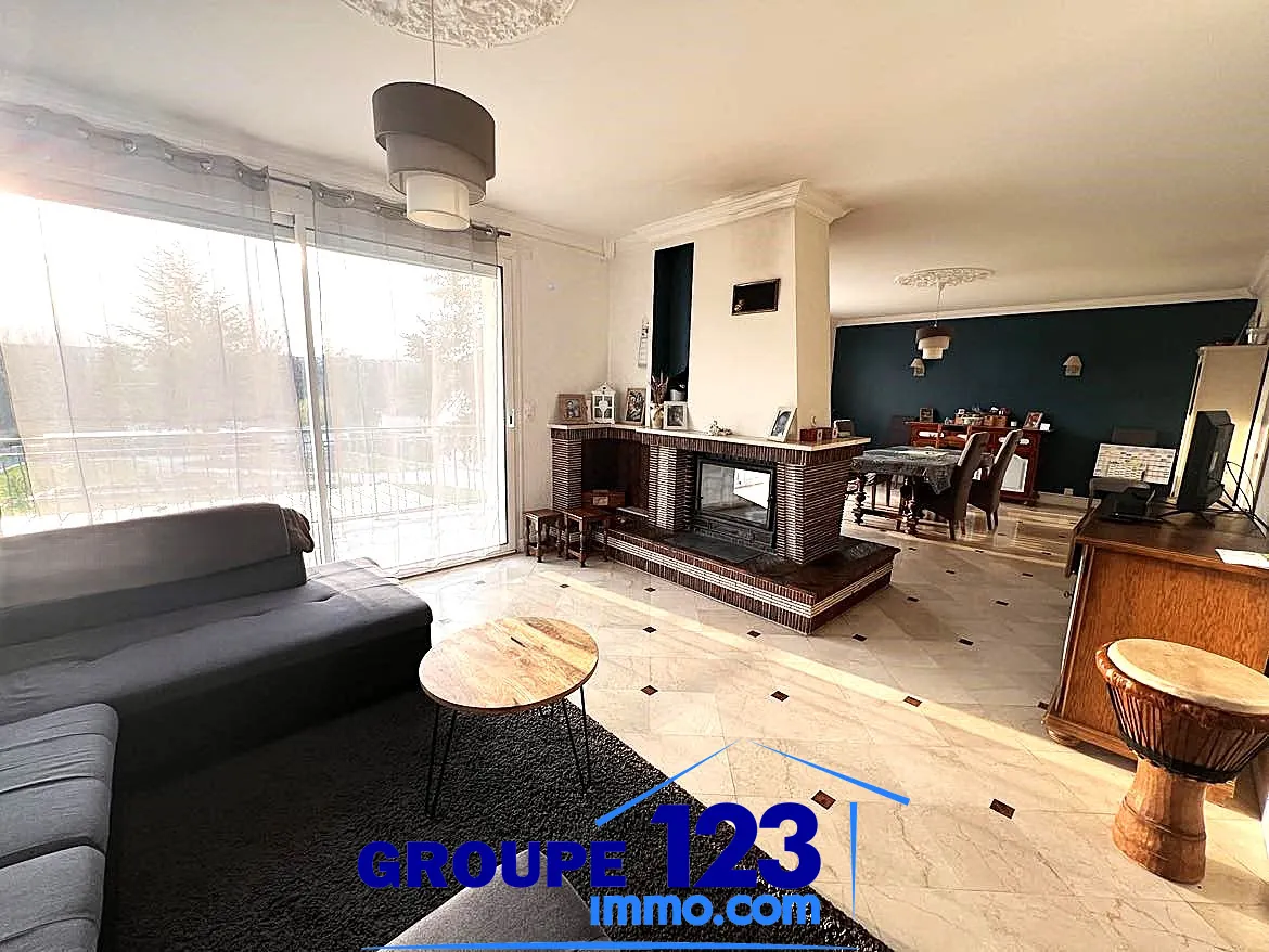 Maison rénovée de 260 m² avec jardin à Aillant sur Tholon 