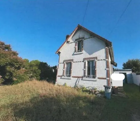 Maison à vendre à Vierzon – 71 m², terrain de 925 m², vente aux enchères avec prix de départ 10 000 €