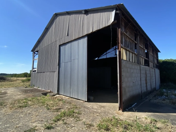 Terrain constructible de 3 132 m² avec bâtiment à Saint Martin de Sanzay