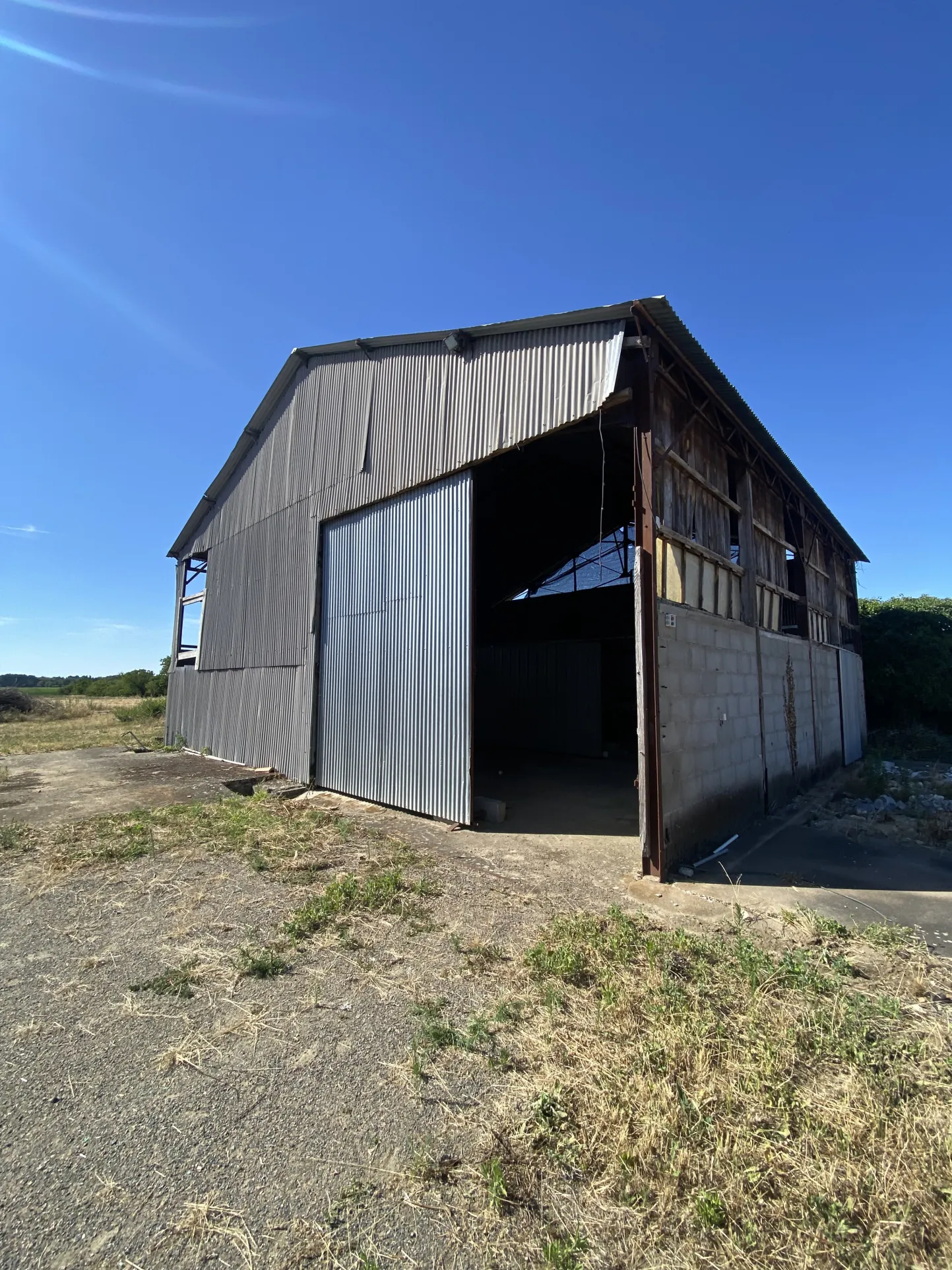 Terrain constructible de 3 132 m² avec bâtiment à Saint Martin de Sanzay 