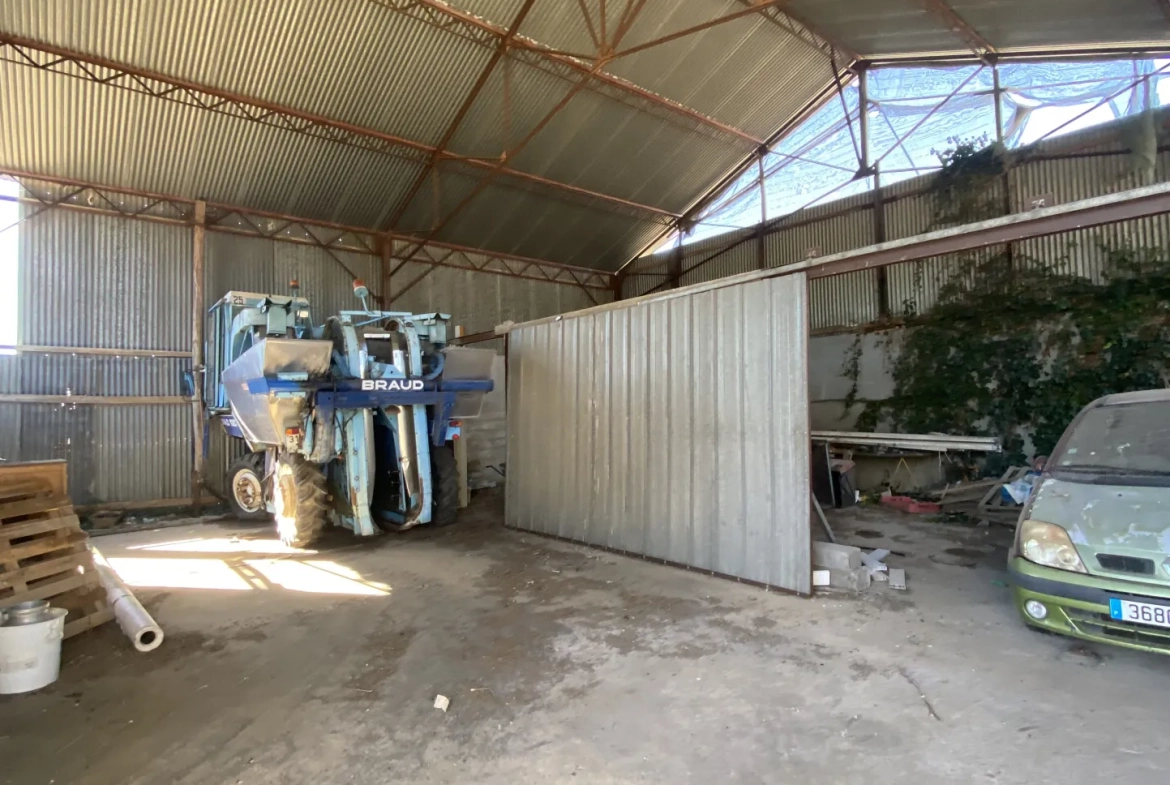 Terrain constructible de 3 132 m² avec bâtiment à Saint Martin de Sanzay 