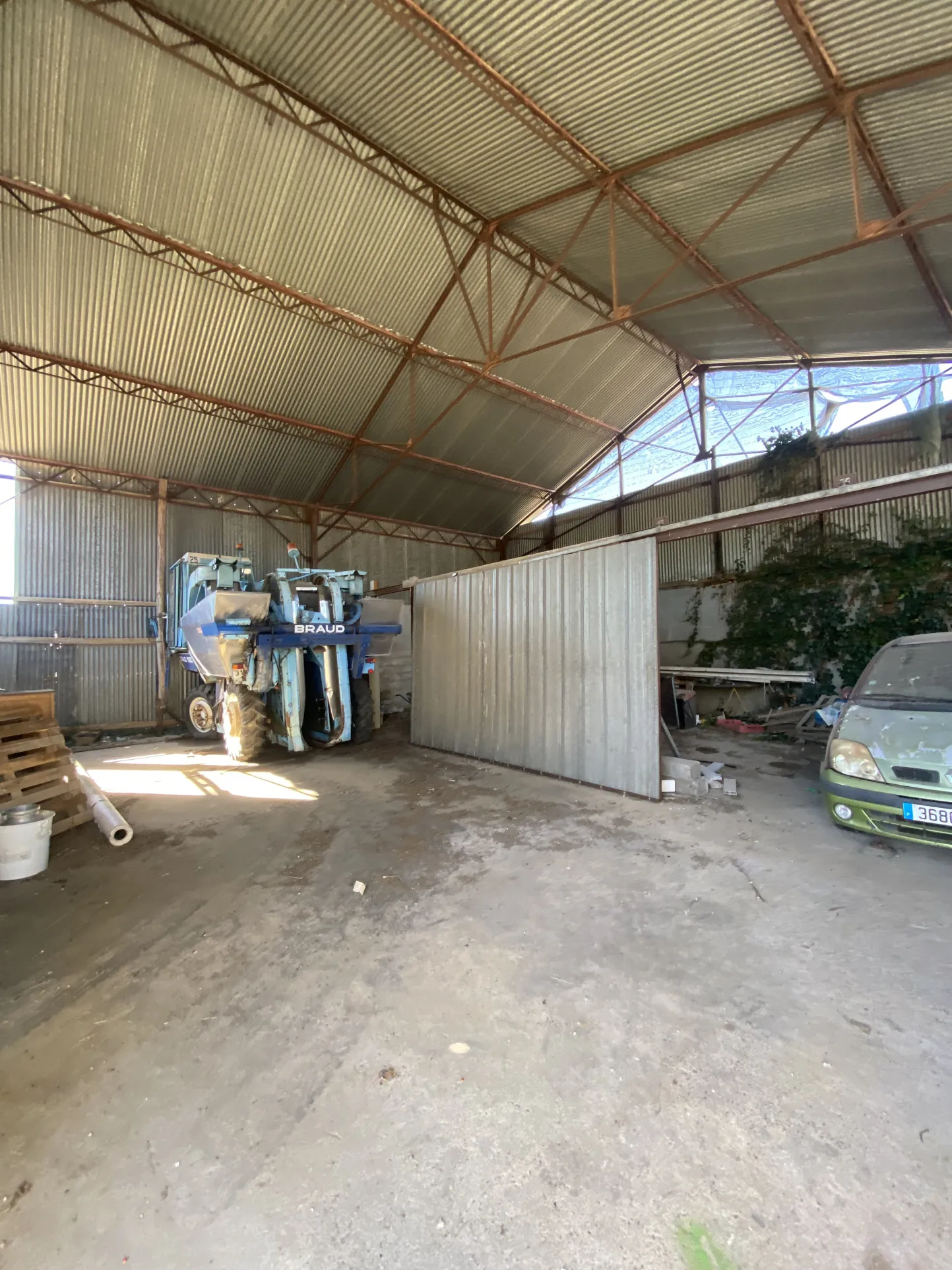 Terrain constructible de 3 132 m² avec bâtiment à Saint Martin de Sanzay 