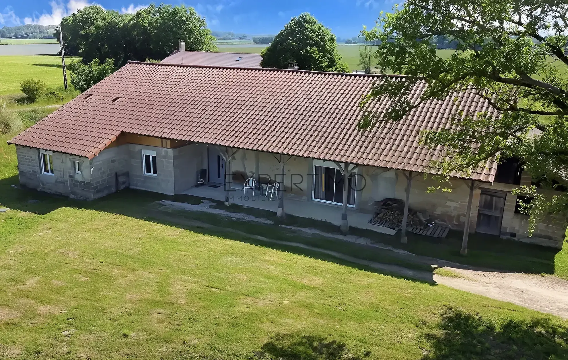 Ferme bressane rénovée en 2023 de 240 m² avec terrain de 2000 m² 