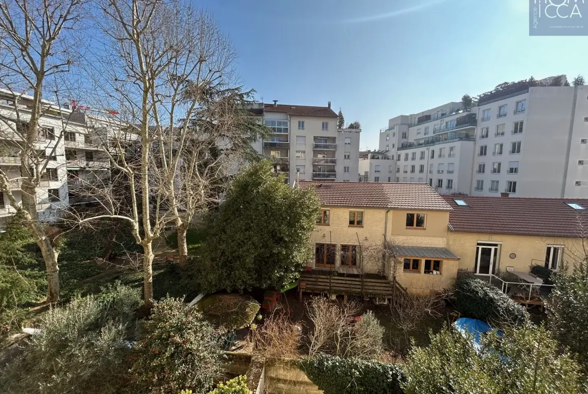 Appartement de 44 m² à Lyon 8, potentiel de rénovation, proximité transports et commerces 