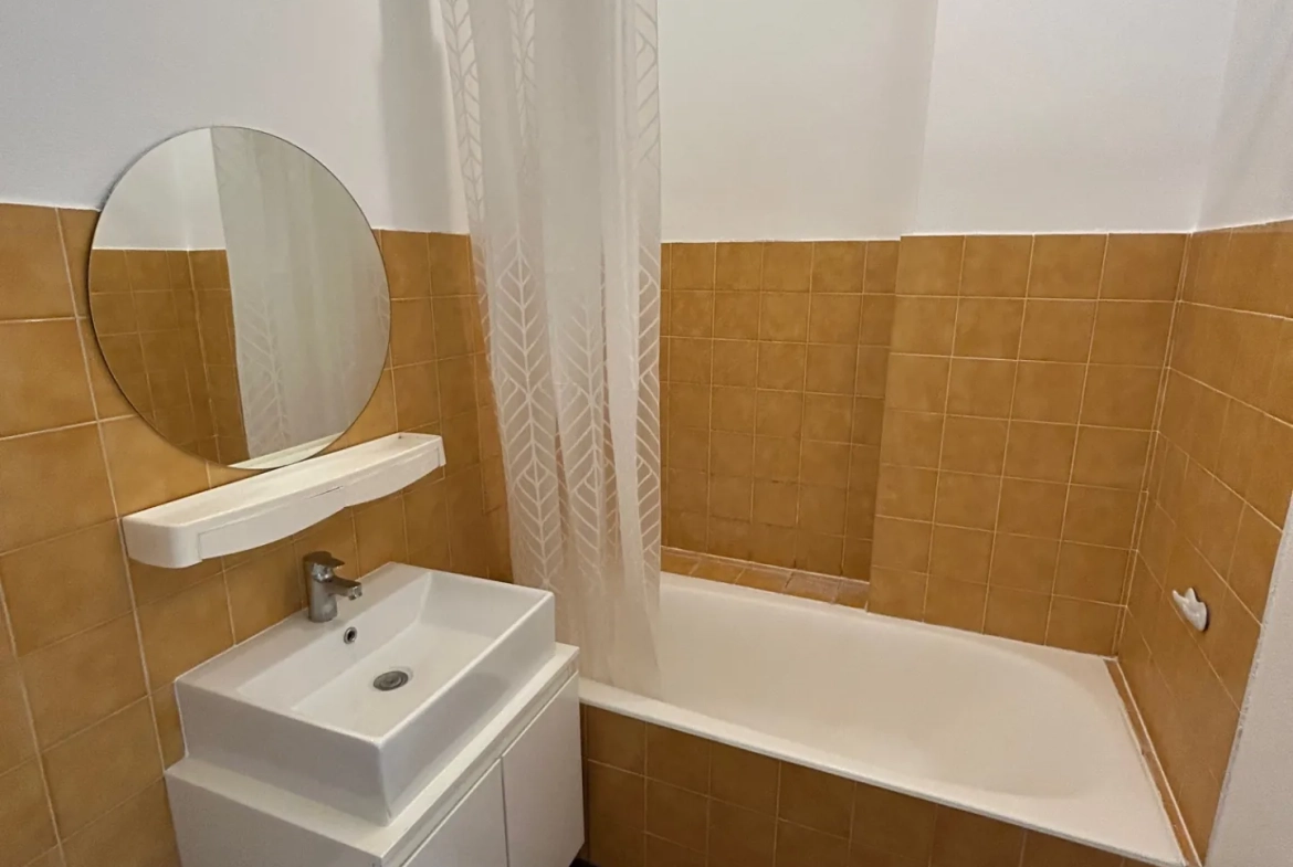 Appartement de 44 m² à Lyon 8, potentiel de rénovation, proximité transports et commerces 