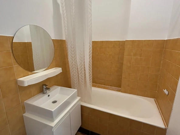 Appartement de 44 m² à Lyon 8, potentiel de rénovation, proximité transports et commerces 